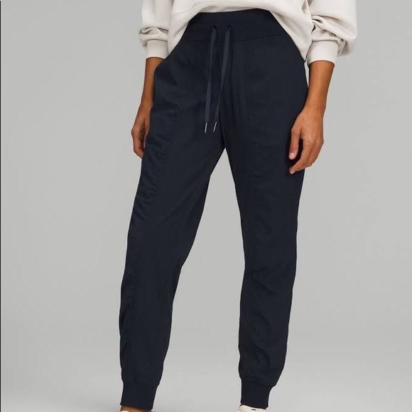 Lululemon womens on the move mid rise dance studio pants in size 4. - Picture 1 of 4